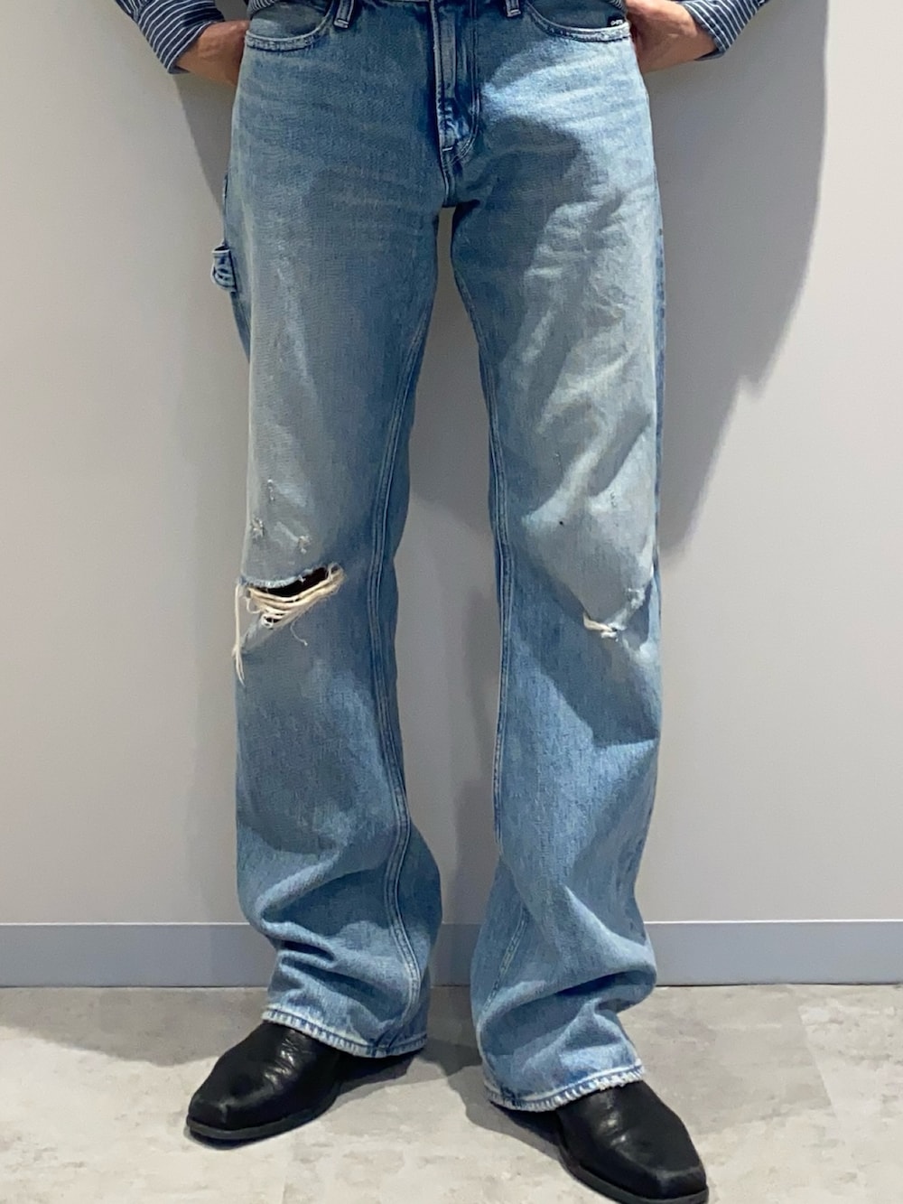 ブルー系のデニムパンツ、ベージュ系のデニムジャケット、その他のシャツ/ブラウスを着用したメンズの春コーディネートの3枚目の写真