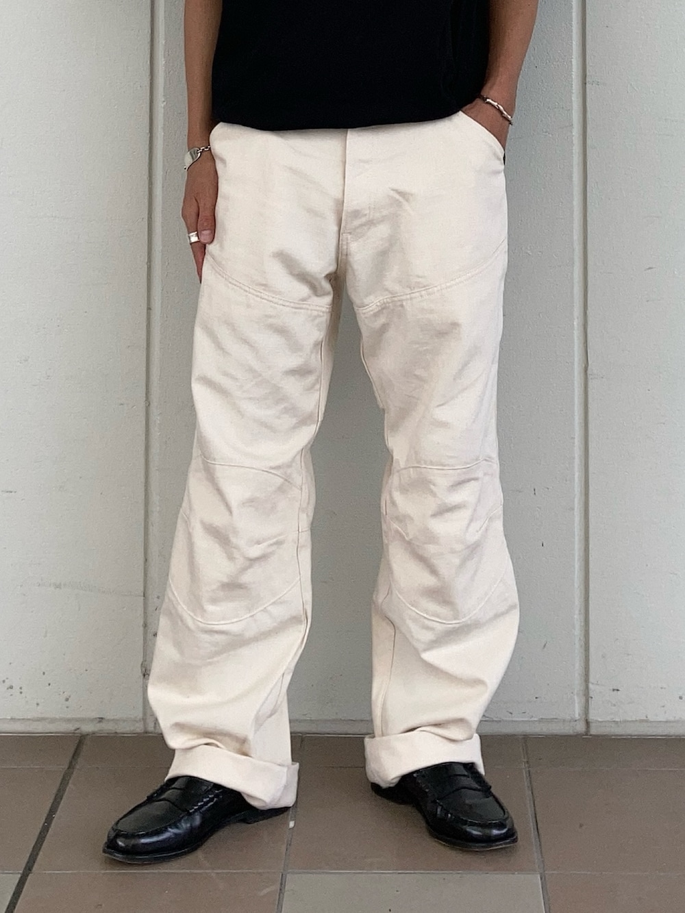 ブラック系のTシャツ/カットソー、ベージュ系のデニムパンツ、ブラック系のソックス/靴下を着用したメンズの夏コーディネートの3枚目の写真