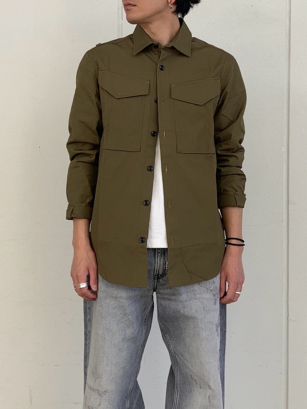 グリーン系のシャツ/ブラウス、グレー系のデニムパンツを着用したメンズの春コーディネートの2枚目の写真