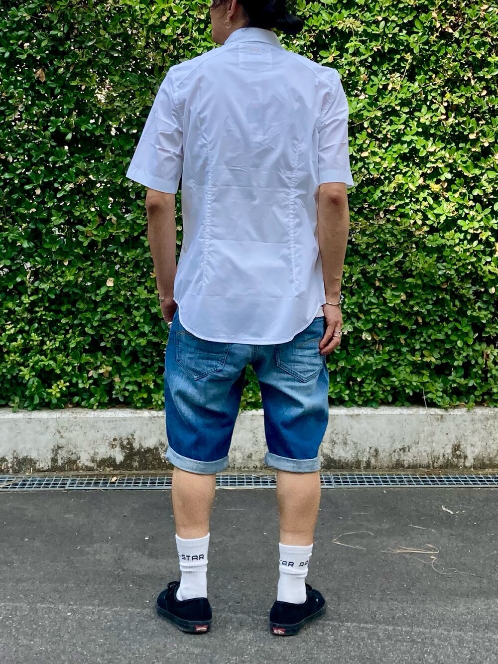 ホワイト系のシャツ/ブラウス、ブルー系のその他パンツを着用したメンズの夏コーディネートの2枚目の写真