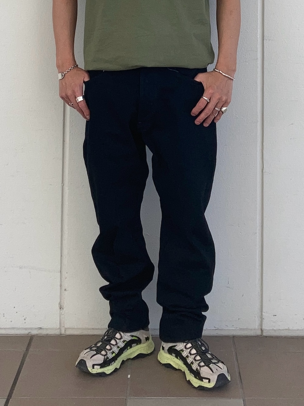 ブラック系のシャツ/ブラウス、グリーン系のTシャツ/カットソー、ブラック系のデニムパンツを着用したメンズの夏コーディネートの3枚目の写真