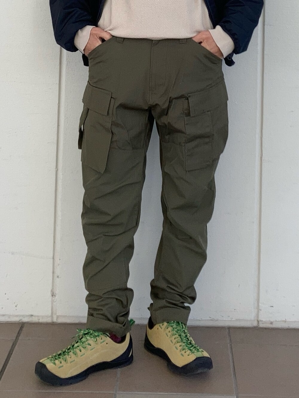 「G-STAR RAW(G-STAR RAW)、ジースター・ロゥ(G-STAR RAW)、ハーフジップニット、ハイネックニット、ベージュ、カーゴパンツ、カーキパンツ、オリーブ、スニーカーコーデ、大人カジュアル」｜「G-STAR RAWのアイテム（ノーカラージャケット、ブルー系）」を使った、りゅうじさん（メンズ・167cm）の冬コーディネートの3枚目の写真