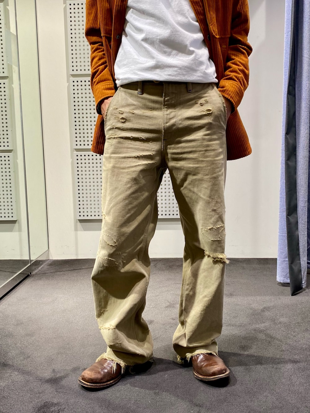 ブラウン系のシャツ/ブラウス、ベージュ系のデニムパンツを着用したメンズの夏コーディネートの3枚目の写真