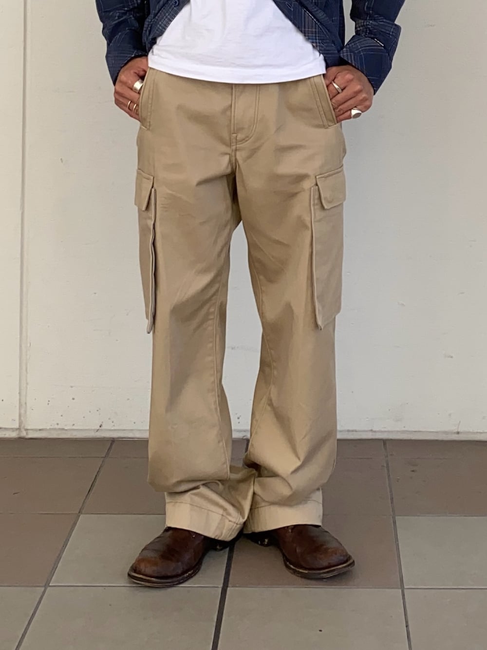 ブルー系のシャツ/ブラウス、ベージュ系のカーゴパンツを着用したメンズの秋コーディネートの3枚目の写真