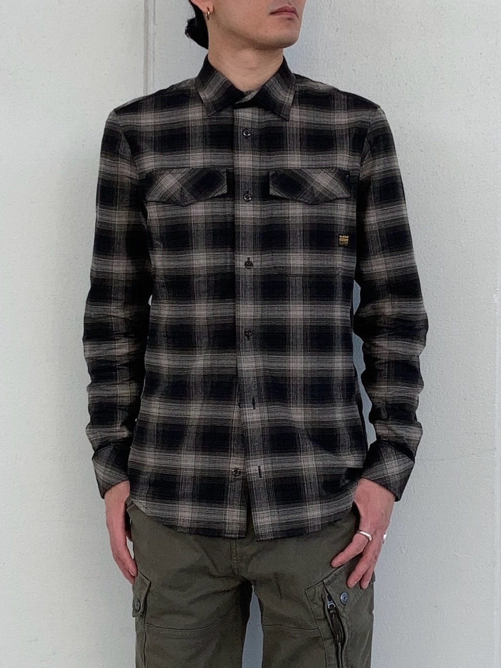 ブラック系のブルゾン、グリーン系のカーゴパンツ、ブラック系のシャツ/ブラウスを着用したメンズの冬コーディネートの2枚目の写真