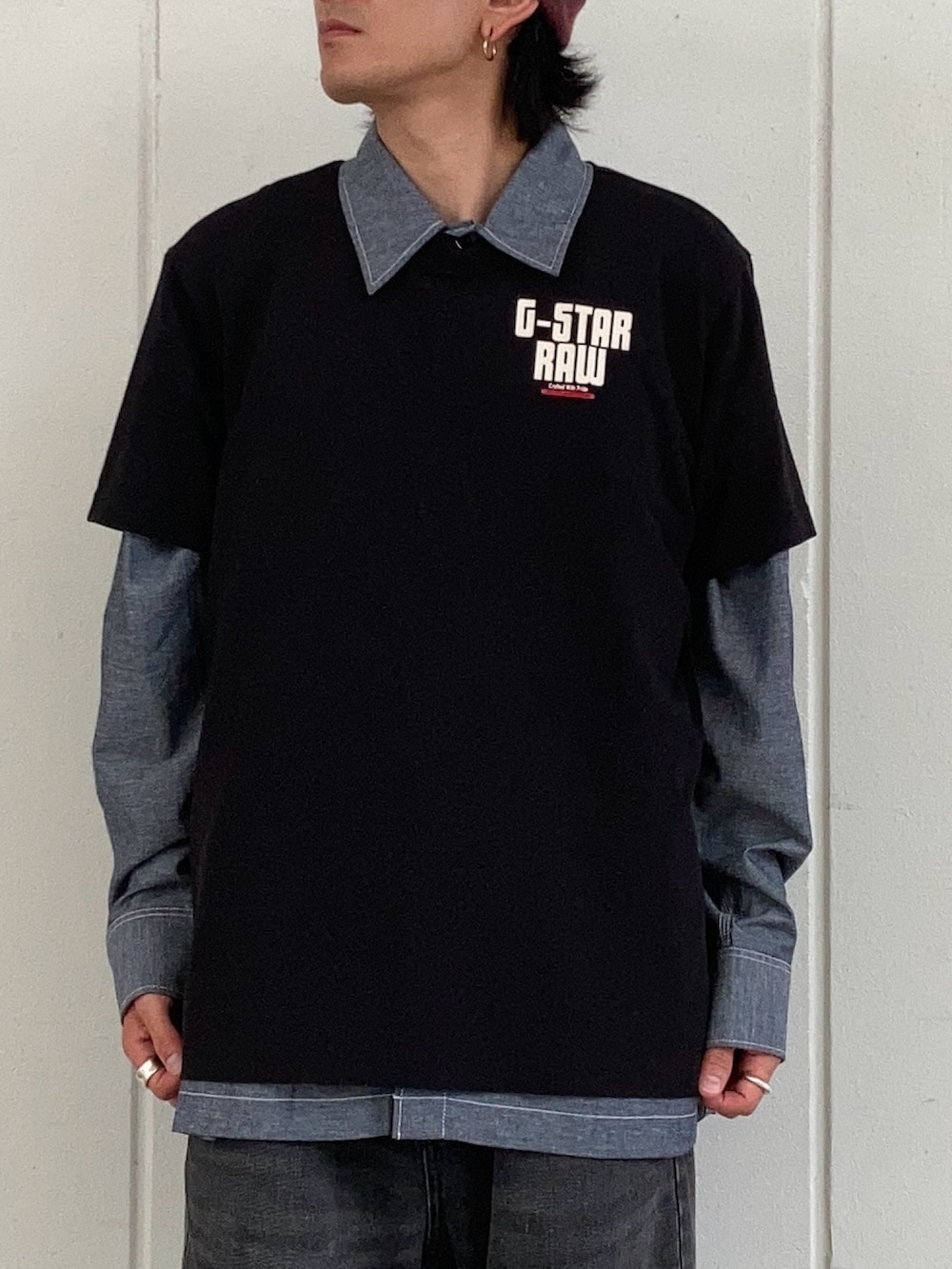 「G-STAR RAW(G-STAR RAW)、ジースター・ロゥ(G-STAR RAW)、ストリート、ストリートコーデ、ストリートMIX、ニット帽、ハーフパンツ、ハーフパンツコーデ、ブラックコーデ、ブーツ、ブーツスタイル、シャツ、シャツスタイル、シャツコーデ、Tシャツ」｜「G-STAR RAWのアイテム（Tシャツ/カットソー、ブラック系）」を使った、りゅうじさん（メンズ・167cm）の夏コーディネートの2枚目の写真