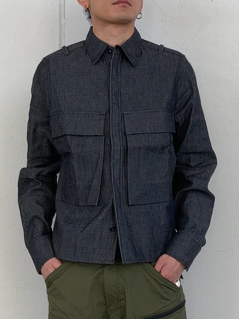 ブラック系のシャツ/ブラウス、グリーン系のカーゴパンツ、ブラック系のブーツを着用したメンズの冬コーディネートの2枚目の写真