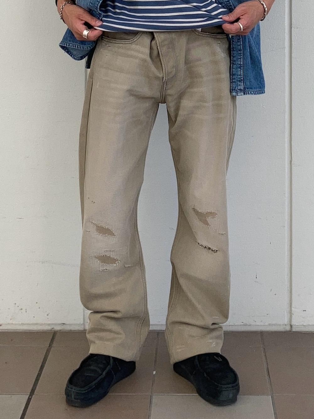 ブルー系のシャツ/ブラウス、ブルー系のTシャツ/カットソー、ベージュ系のデニムパンツを着用したメンズの夏コーディネートの3枚目の写真