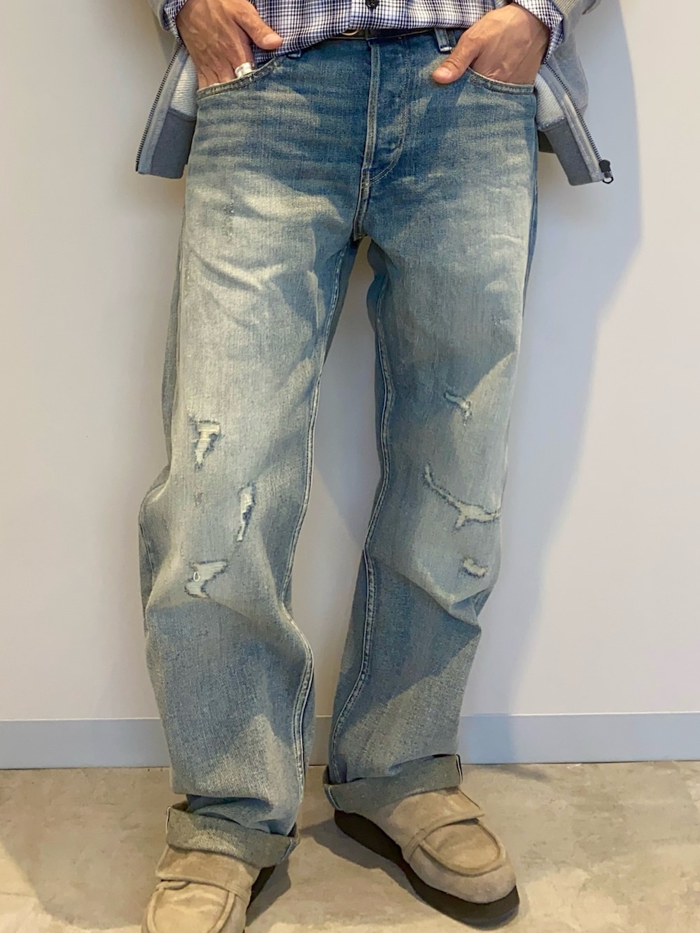 ブルー系のデニムパンツを着用したメンズの春コーディネートの3枚目の写真