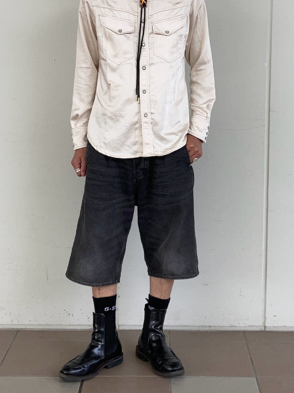 ブルー系のテーラードジャケット、ベージュ系のシャツ/ブラウス、ブラック系のデニムパンツを着用したメンズの春コーディネートの2枚目の写真