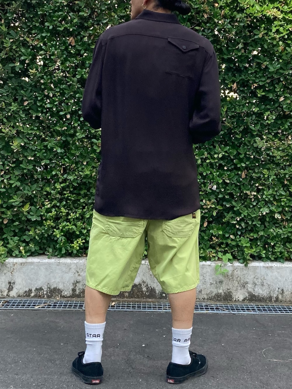 その他のシャツ/ブラウス、イエロー系のその他パンツ、ホワイト系のソックス/靴下を着用したメンズの夏コーディネートの2枚目の写真