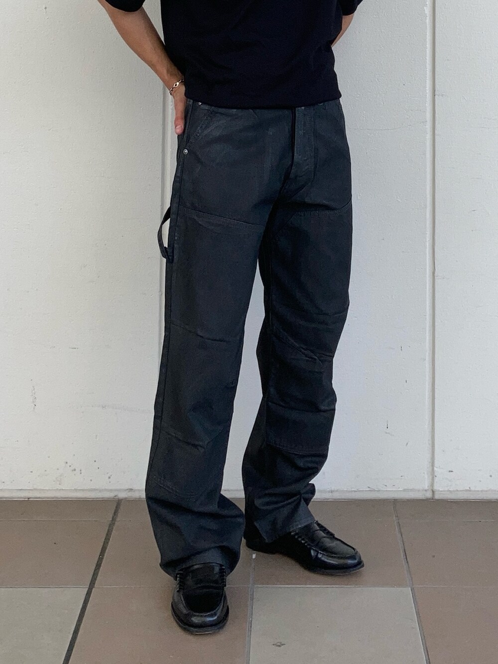 ブラック系のTシャツ/カットソー、ブラック系のデニムパンツ、ホワイト系のソックス/靴下を着用したメンズの夏コーディネートの3枚目の写真