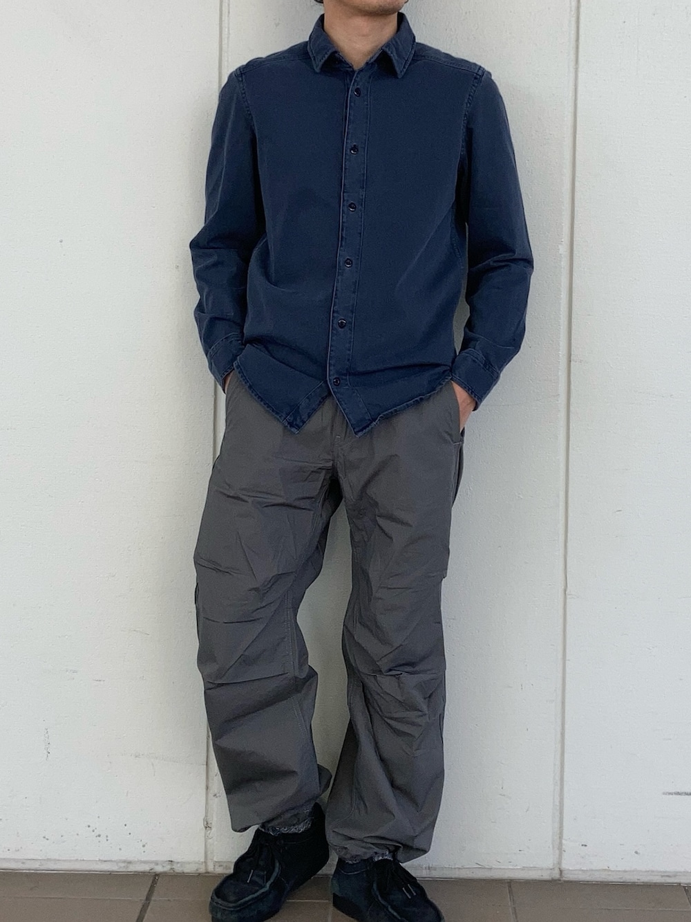 ブルー系のミリタリージャケット、ブルー系のシャツ/ブラウス、グレー系のカーゴパンツを着用したメンズの春コーディネートの2枚目の写真
