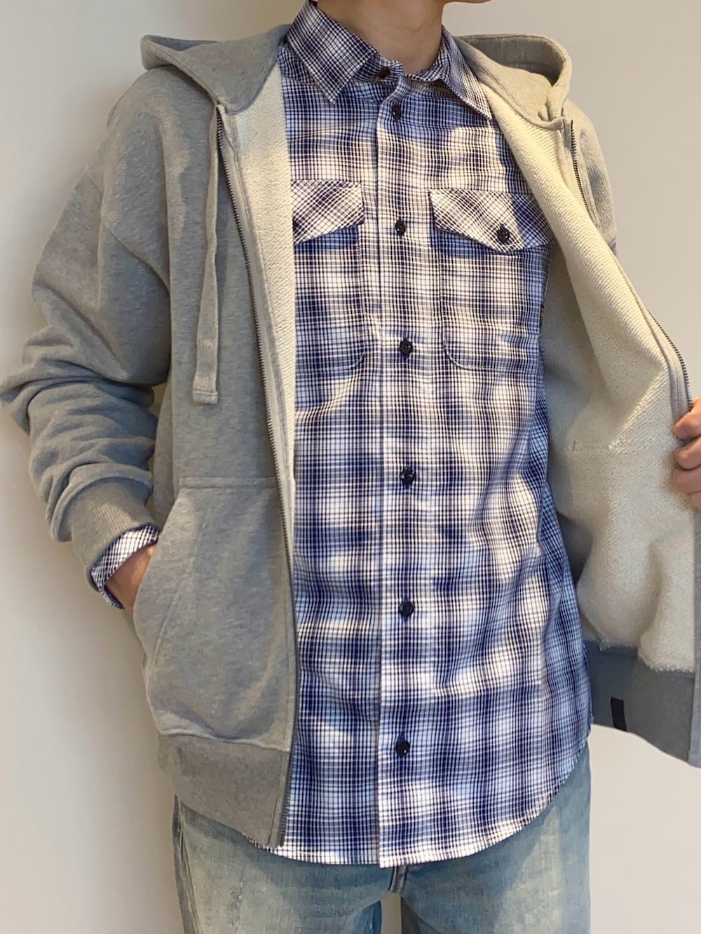 ブルー系のデニムパンツを着用したメンズの春コーディネートの2枚目の写真