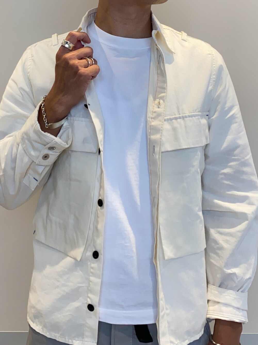 ベージュ系のシャツ/ブラウス、グレー系のその他パンツ、ブラック系のソックス/靴下を着用したメンズの夏コーディネートの2枚目の写真