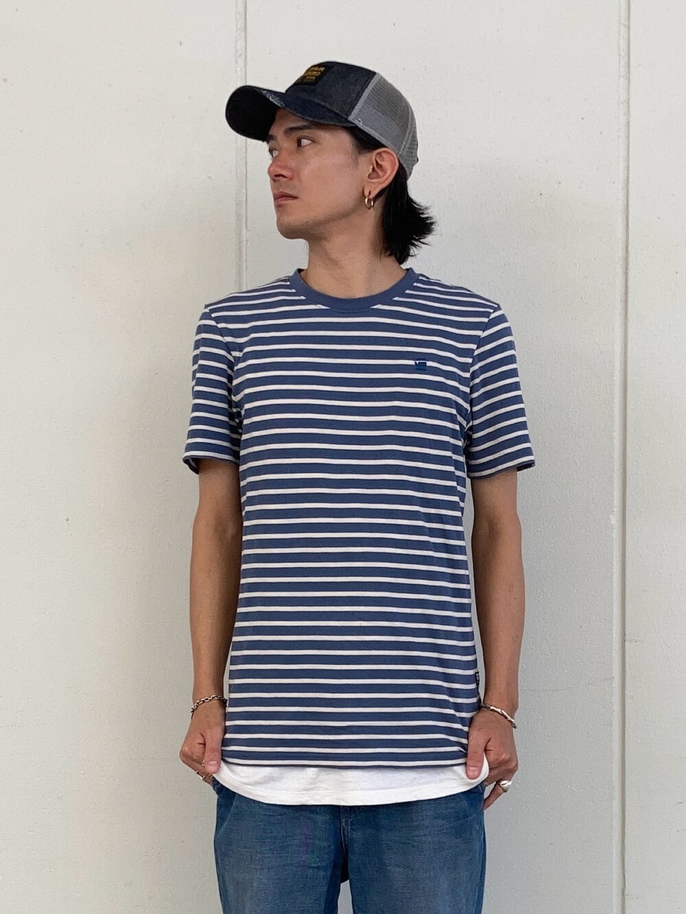 ブルー系のTシャツ/カットソー、ブルー系のデニムパンツ、ブルー系のキャップを着用したメンズの夏コーディネートの2枚目の写真