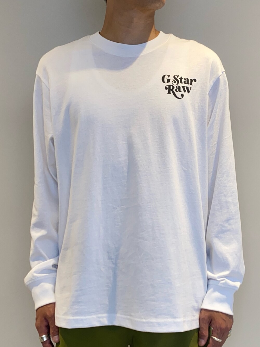 ホワイト系のTシャツ/カットソー、グリーン系のその他パンツ、ブラック系のソックス/靴下を着用したメンズの夏コーディネートの2枚目の写真