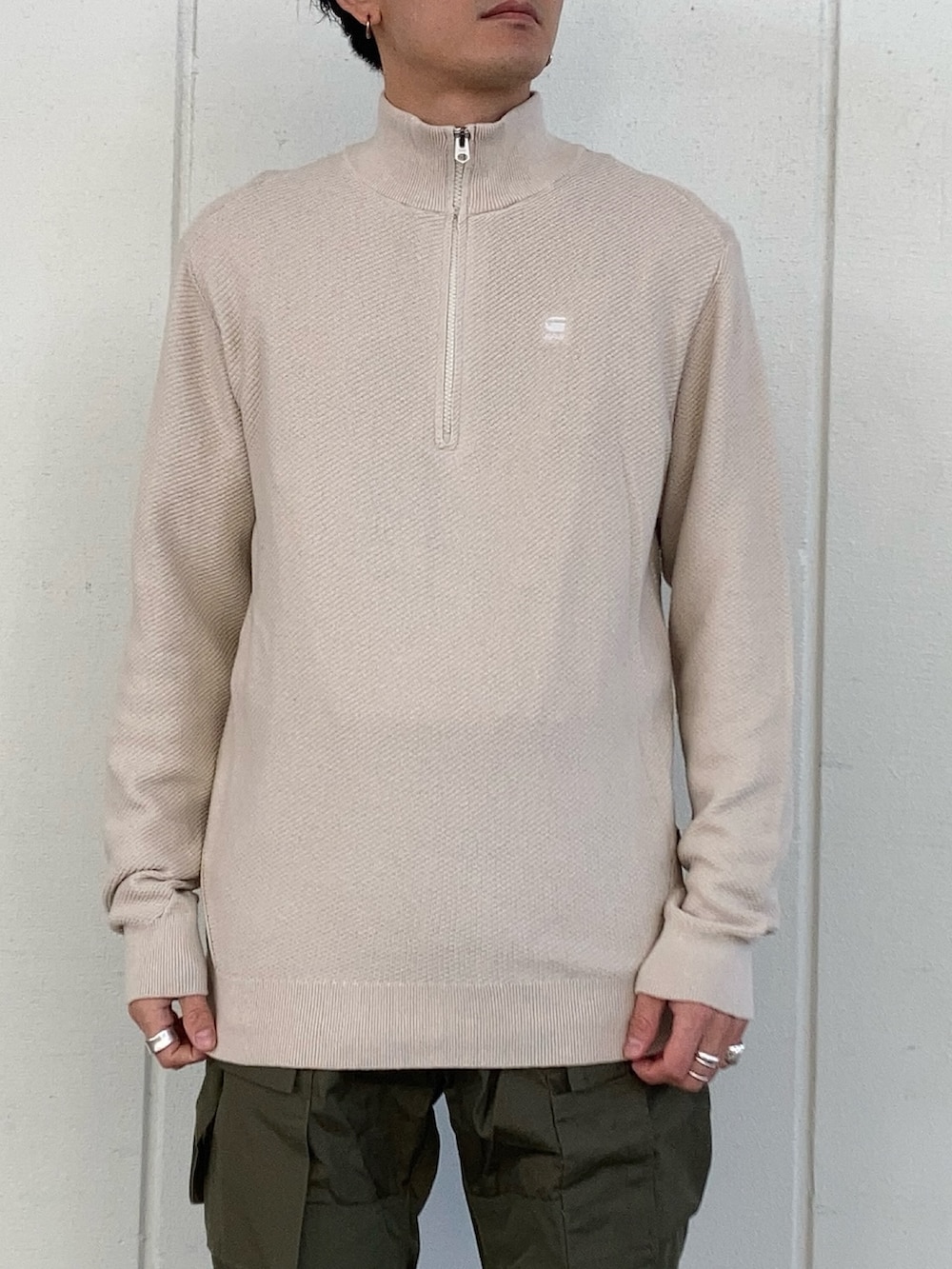 「G-STAR RAW(G-STAR RAW)、ジースター・ロゥ(G-STAR RAW)、ハーフジップニット、ハイネックニット、ベージュ、カーゴパンツ、カーキパンツ、オリーブ、スニーカーコーデ、大人カジュアル」｜「G-STAR RAWのアイテム（ノーカラージャケット、ブルー系）」を使った、りゅうじさん（メンズ・167cm）の冬コーディネートの2枚目の写真