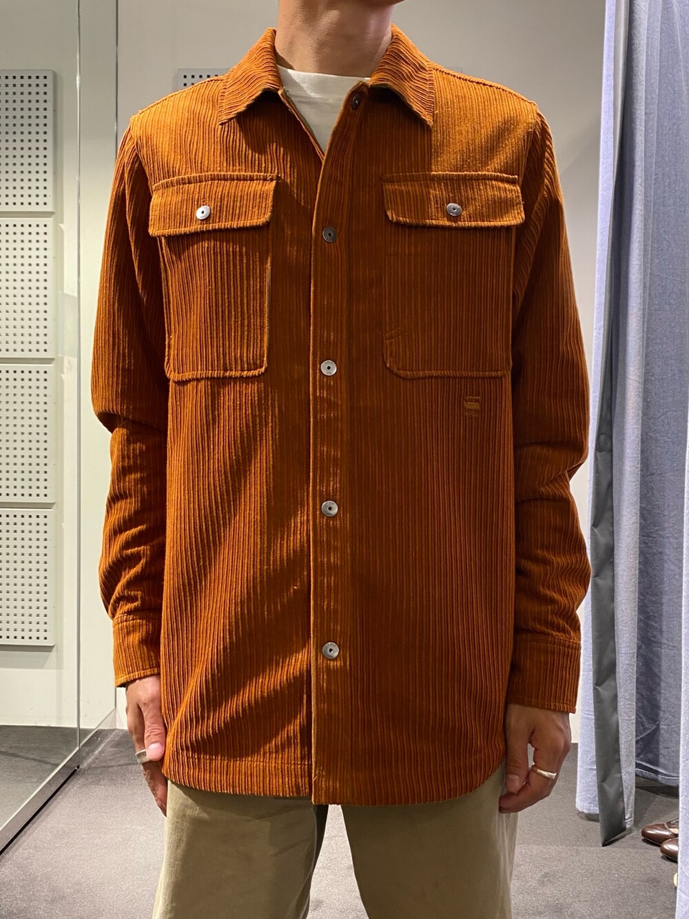 ブラウン系のシャツ/ブラウス、ベージュ系のデニムパンツを着用したメンズの夏コーディネートの2枚目の写真