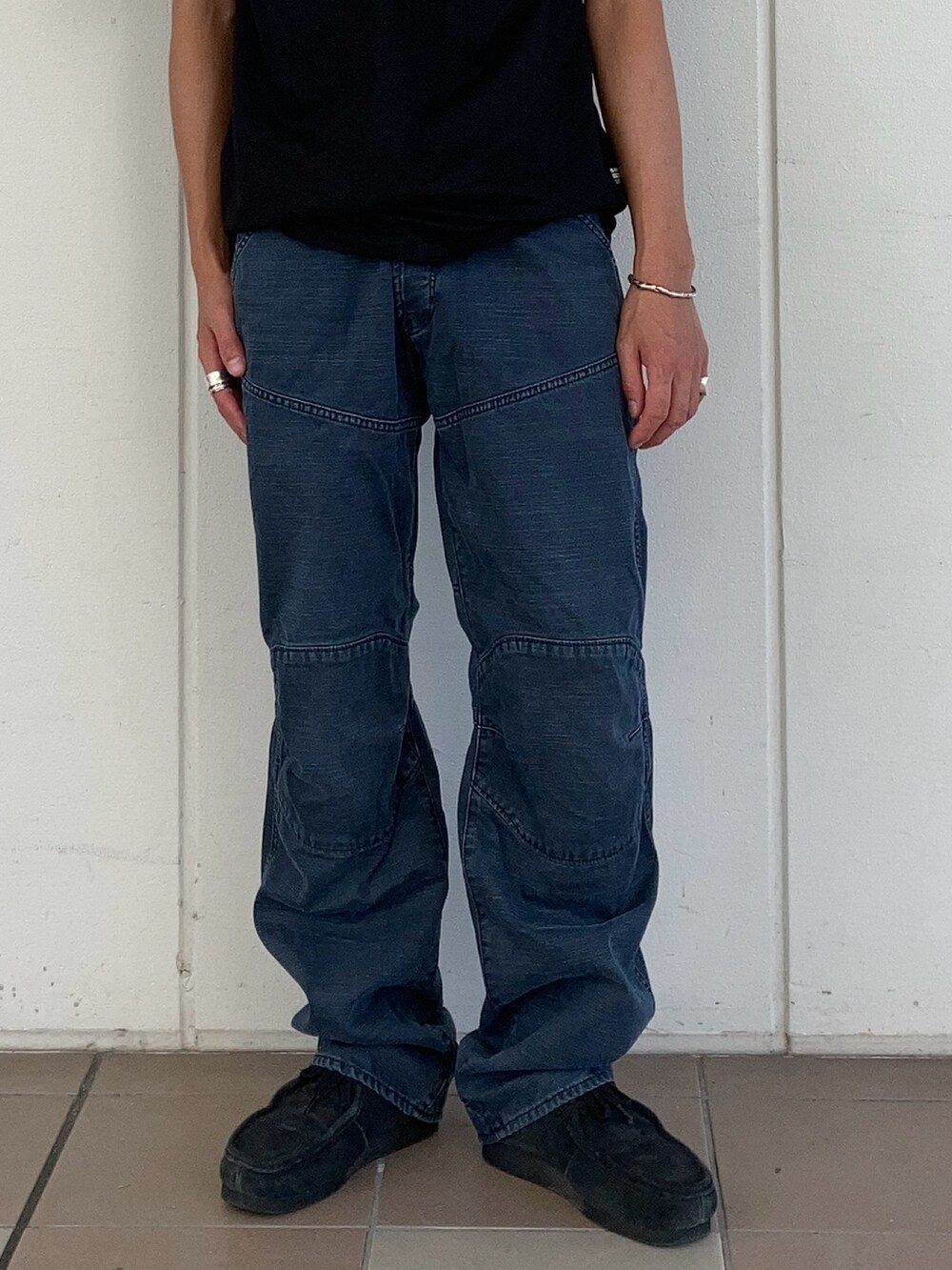 ブラック系のTシャツ/カットソー、ブルー系のデニムパンツ、ブラック系のソックス/靴下を着用したメンズの夏コーディネートの3枚目の写真