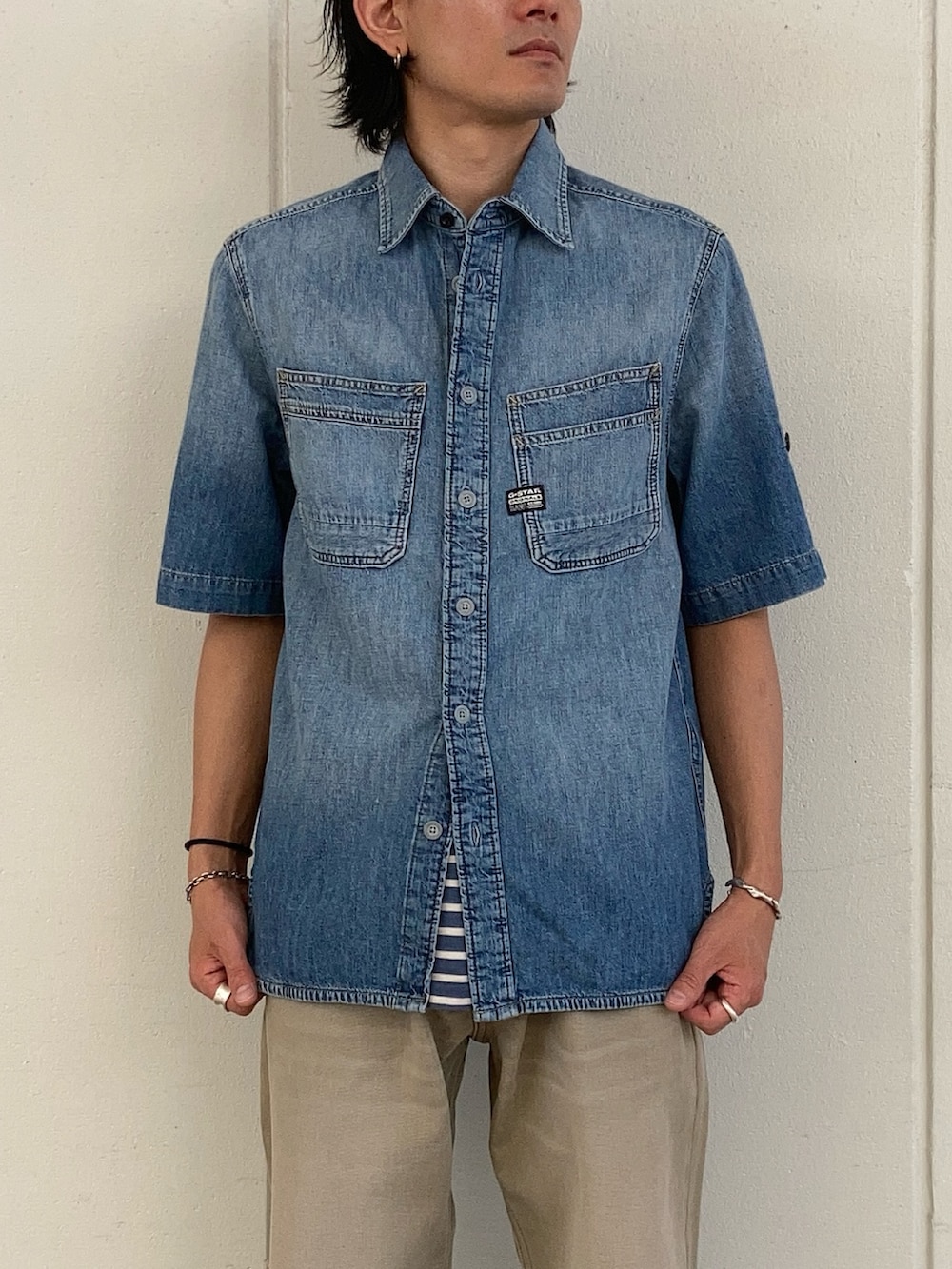 ブルー系のシャツ/ブラウス、ブルー系のTシャツ/カットソー、ベージュ系のデニムパンツを着用したメンズの夏コーディネートの2枚目の写真