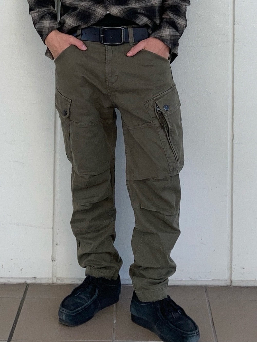 ブラック系のブルゾン、グリーン系のカーゴパンツ、ブラック系のシャツ/ブラウスを着用したメンズの冬コーディネートの3枚目の写真