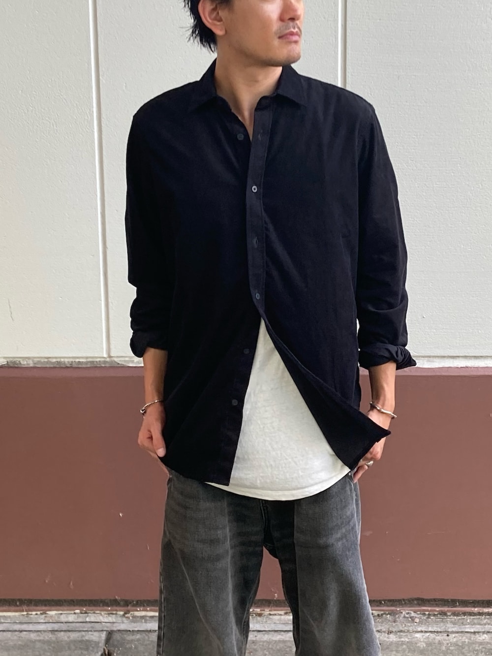 ブラック系のシャツ/ブラウス、ブラック系のデニムパンツ、ホワイト系のソックス/靴下を着用したメンズの秋コーディネートの2枚目の写真