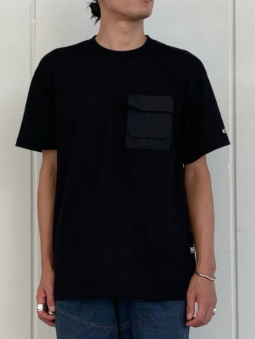 ブラック系のTシャツ/カットソー、ブルー系のデニムパンツ、ブラック系のソックス/靴下を着用したメンズの夏コーディネートの2枚目の写真