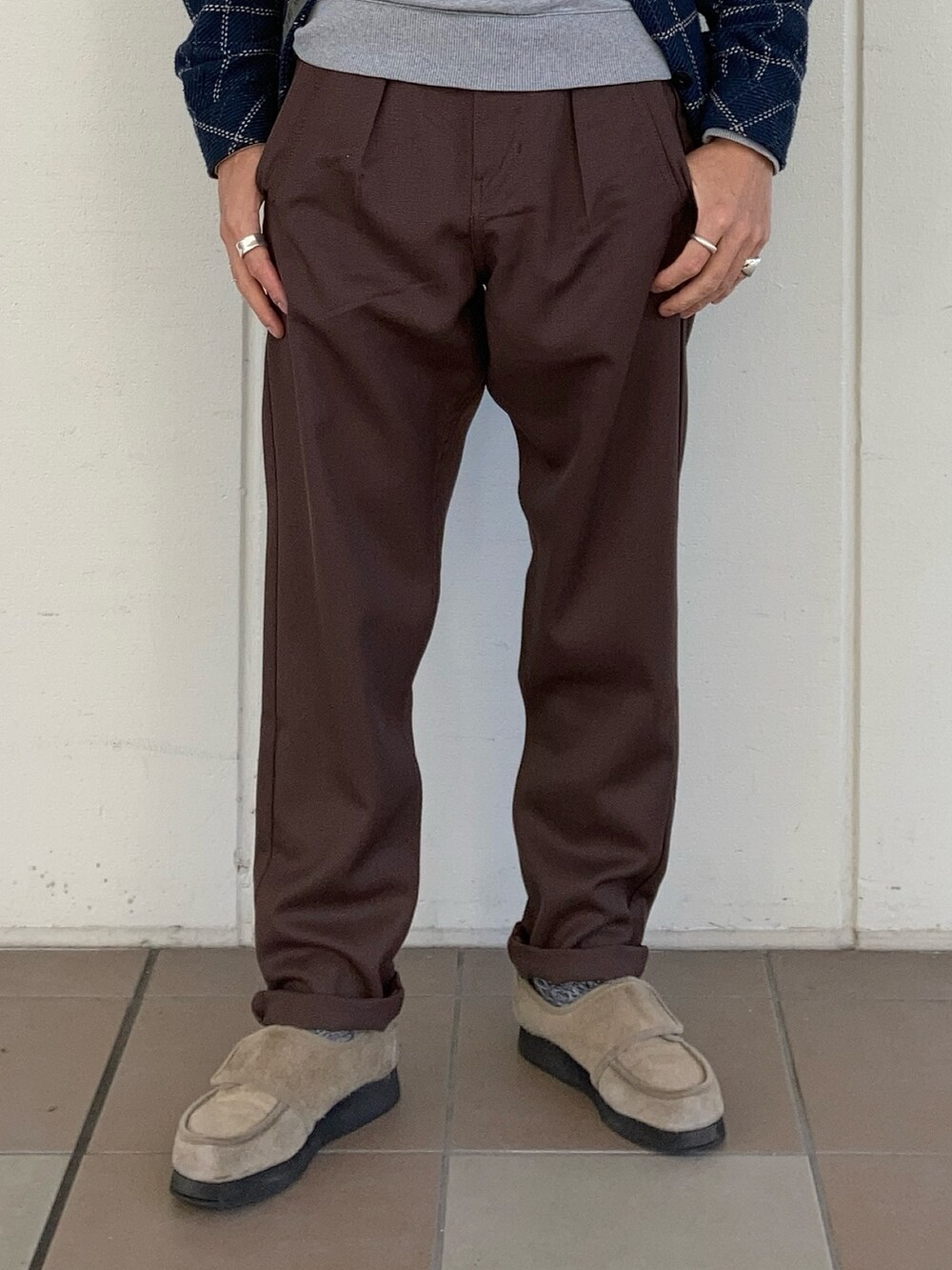 その他のブルゾン、ブラウン系のチノパンツを着用したメンズの冬コーディネートの3枚目の写真