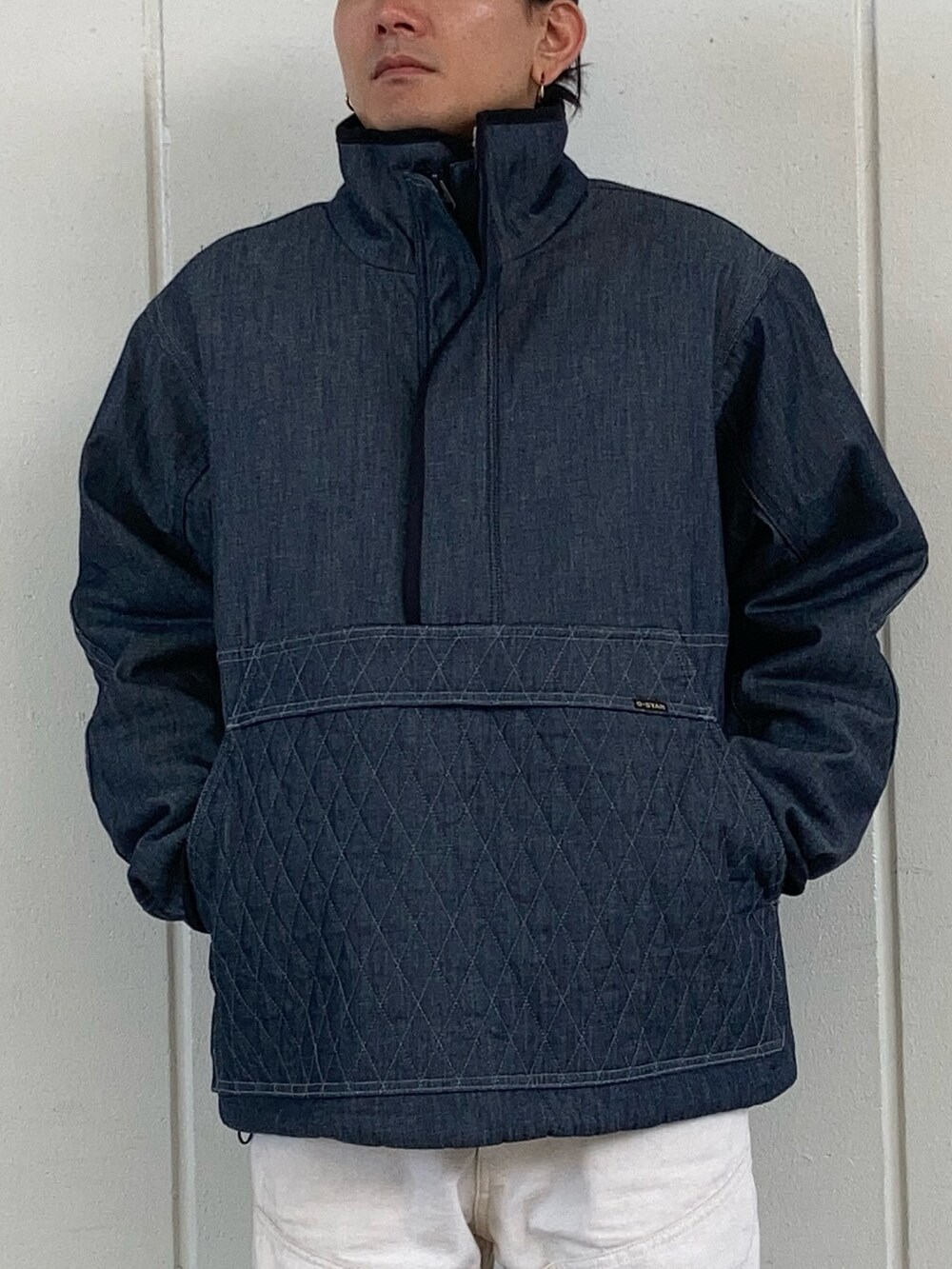 ブルー系のジャケット/アウター、ベージュ系のデニムパンツ、ブルー系のキャップを着用したメンズの冬コーディネートの2枚目の写真