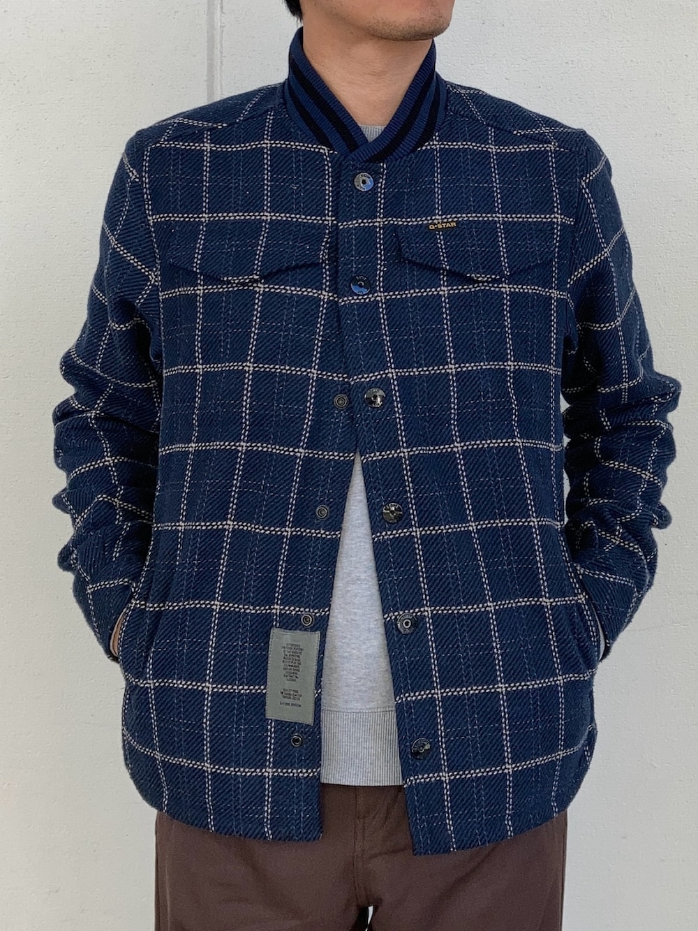 その他のブルゾン、ブラウン系のチノパンツを着用したメンズの冬コーディネートの2枚目の写真