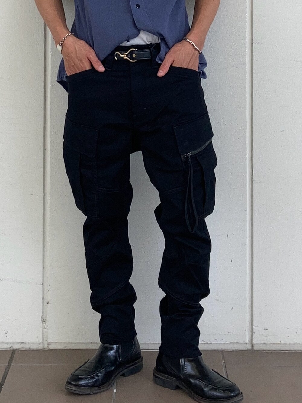 ブルー系のシャツ/ブラウス、ブラック系のブーツ、ホワイト系のソックス/靴下を着用したメンズの夏コーディネートの3枚目の写真