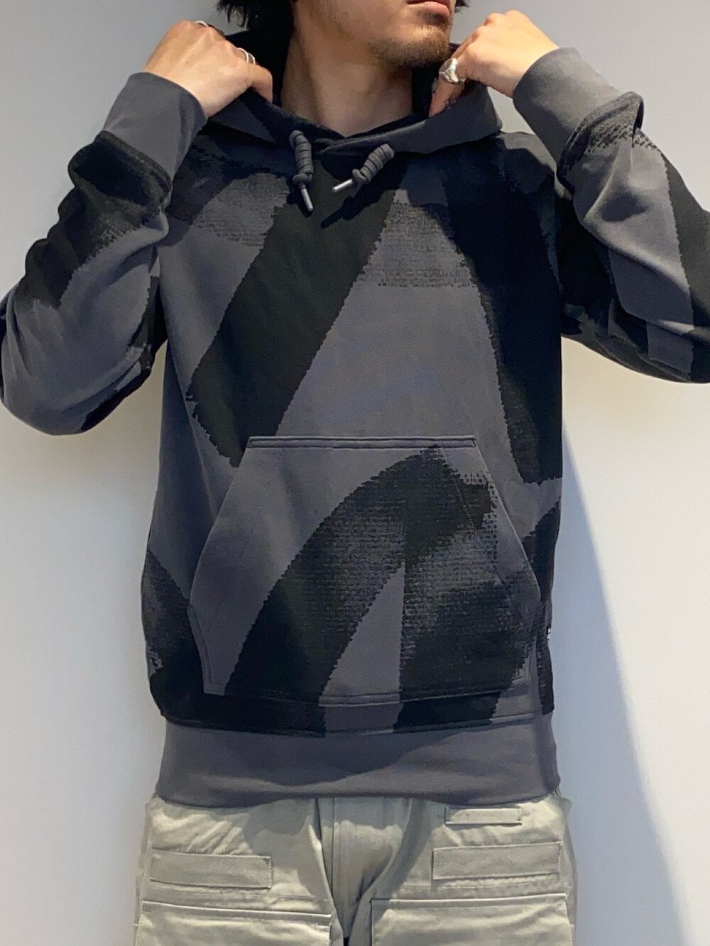 グレー系のパーカー、グレー系のカーゴパンツを着用したメンズの春コーディネートの2枚目の写真