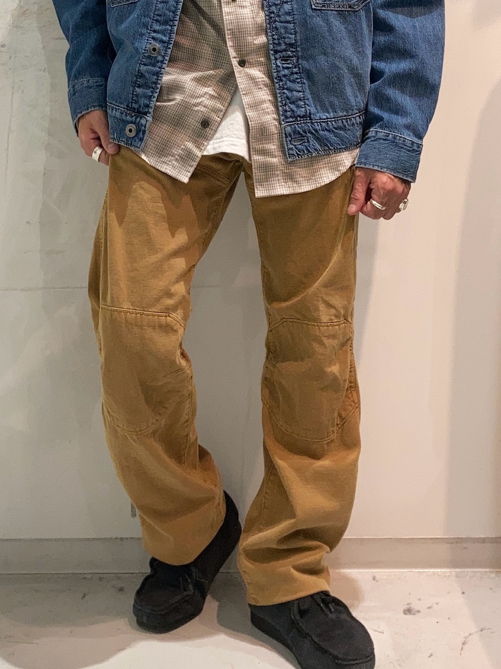 ブルー系のデニムジャケット、その他のシャツ/ブラウス、イエロー系のデニムパンツを着用したメンズの秋コーディネートの3枚目の写真