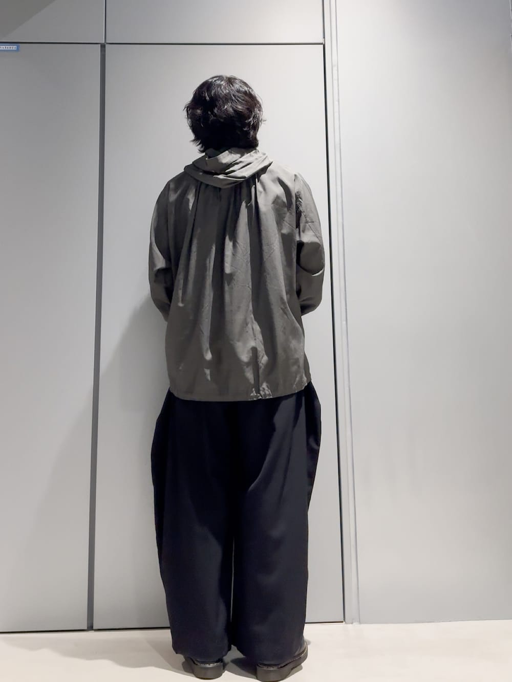 「韓国ファッション、ワイドパンツ、ワイドスラックス、パーカー、ブラック、ドクターマーチン、khoki、カジュアル、カジュアルコーデ、ピアス、バルーンパンツ、大人コーデ、オトナカジュアル、春、冬」｜「IRENISAのアイテム（マウンテンパーカー、グレー系）」を使った、こたんごig:kotango0824さん（骨格ナチュラル・メンズ・173cm）の春コーディネートの2枚目の写真