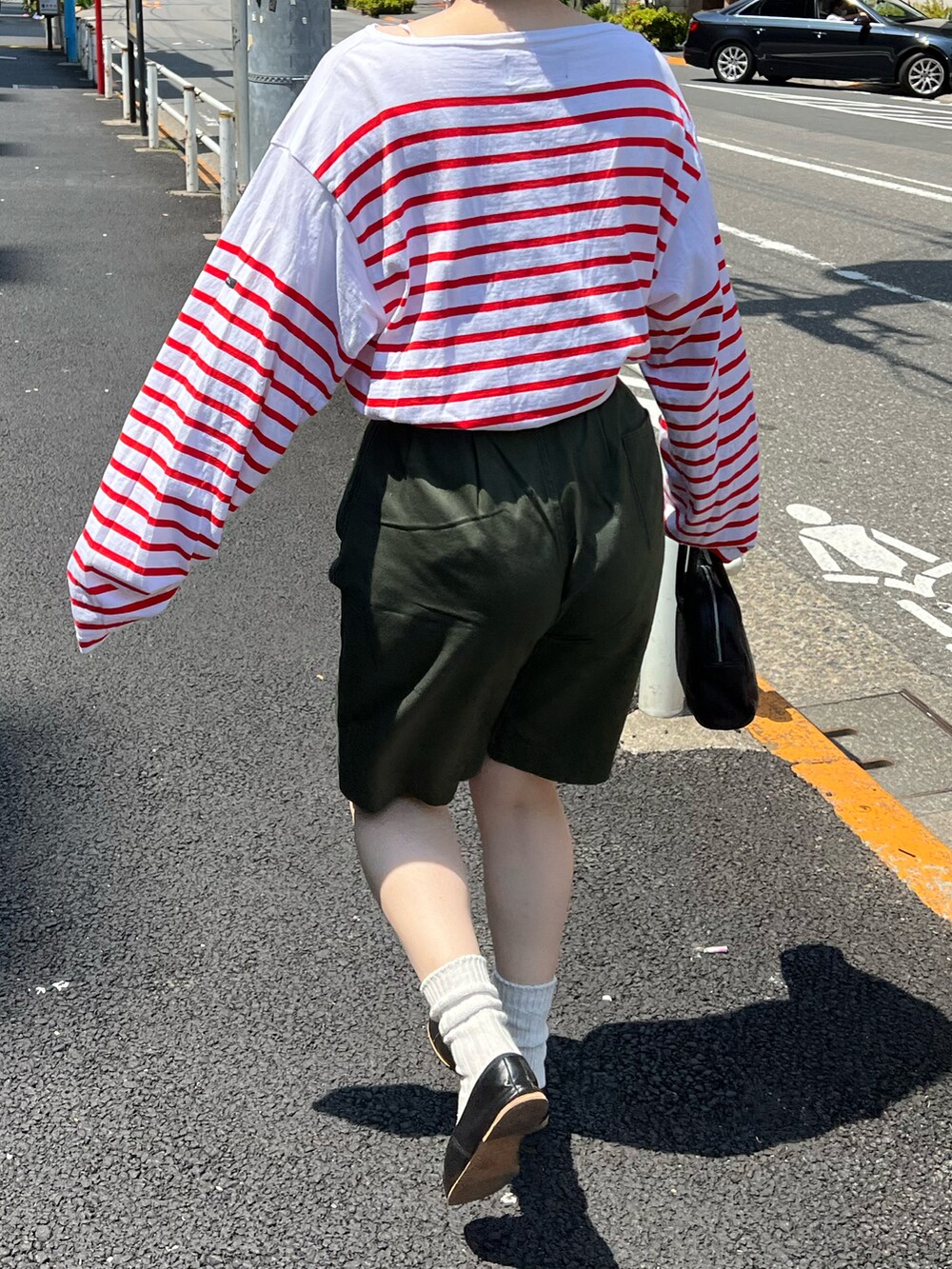 グリーン系のパンツ、ブラック系のボストンバッグ、ブラック系のバレエシューズを着用したレディースの春コーディネートの4枚目の写真