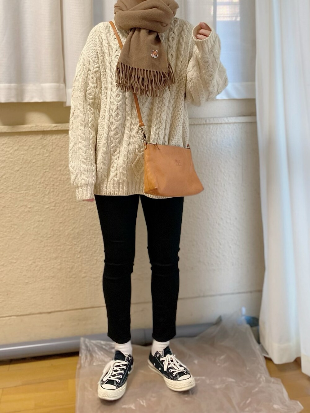「カジュアル、シンプル、秋のコーデ、ニット/セーター、カジュアルコーデ、スキニーデニム、シンプルコーデ、白ニット、アランニット、マフラー、古着、古着MIX」｜「Maison KitsuneのSMALL FOX HEAD WOOL SCARF（ストール/ショール、ベージュ系）」を使った、ぷにさん（レディース・165cm）の秋コーディネートの2枚目の写真