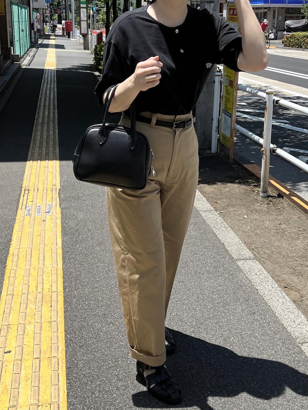 「初夏コーデ、休日コーデ、カジュアル、シンプルコーデ、ブラック、チノパン、ポロシャツ、グルカサンダル、サンダル、シンプル、カジュアルコーデ」｜「Scyeの【Scye】カノコヘンリーネックTシャツ（Tシャツ/カットソー、ブラック系）」を使った、ぷにさん（レディース・165cm）の春コーディネートの2枚目の写真