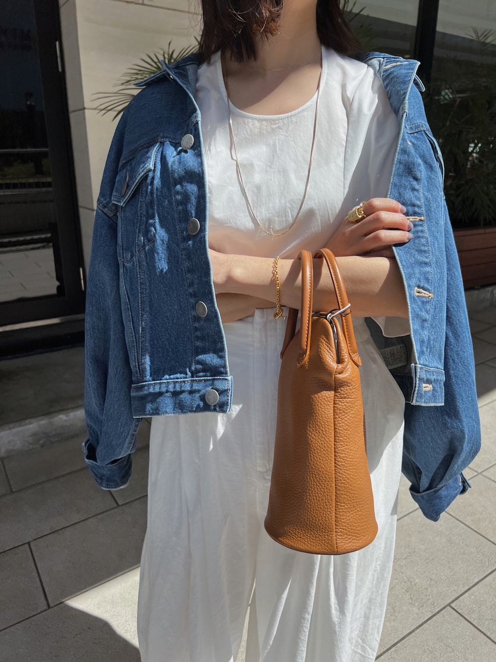 「デニムジャケット、ワイドパンツ、ホワイトパンツ、ホワイトコーデ、デニムコーデ、低身長コーデ、ＧＷ、ETRÉ TOKYO、低身長女子、お出かけコーデ日記」｜「ETRE TOKYOのボリュームスリーブトラッカーデニムジャケット（デニムジャケット、ブルー系）」を使った、SAYAKAさん（レディース・153cm）の春コーディネートの2枚目の写真