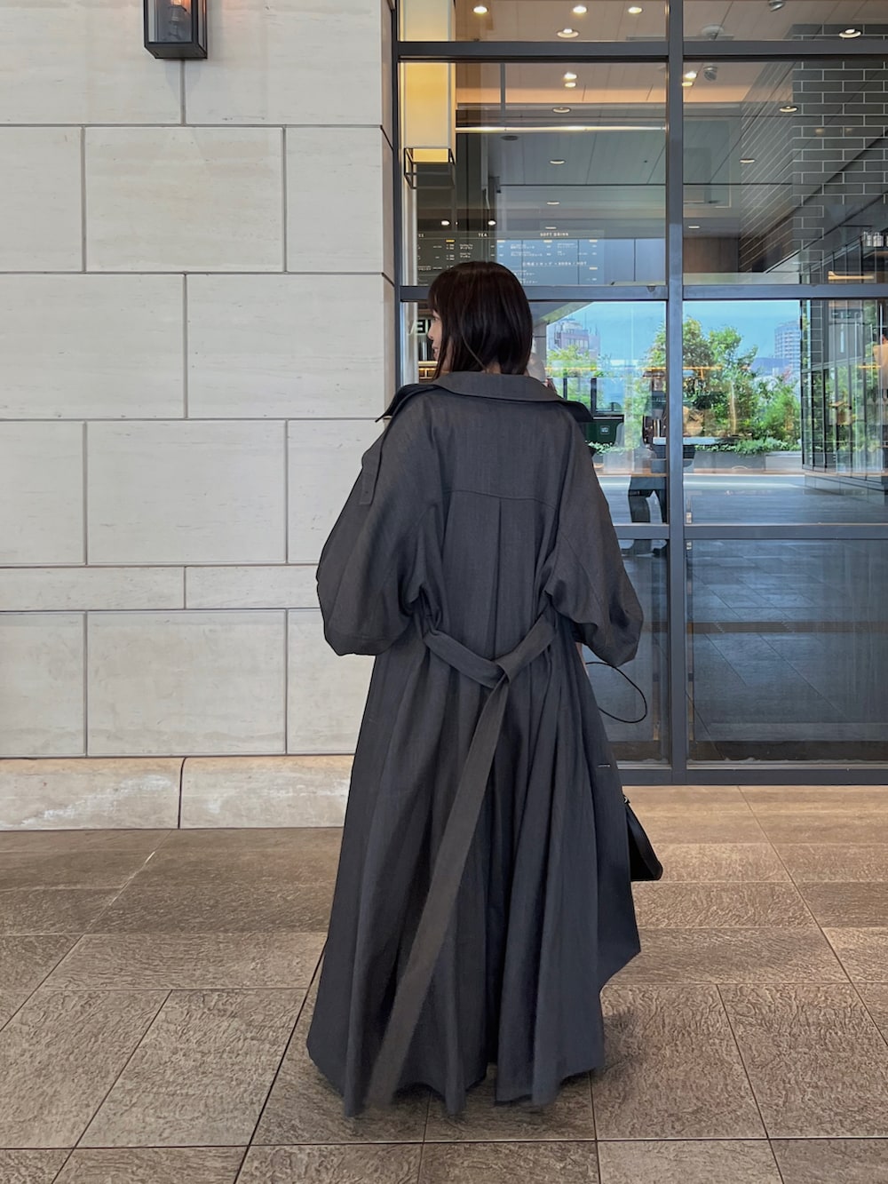 ウールチノコンシャススリーブトレンチコートを使った人気ファッション