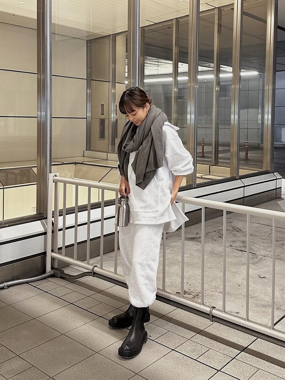 「ETRÉ TOKYO、スウェット、スウェットパンツ、スウェットコーデ、サイドゴアブーツ、モノトーン、モノトーンコーデ、白黒、大人カジュアル、きれいめカジュアル、低身長コーデ、153cm、休日コーデ、ラクチンコーデ、大人トレンドカジュアル」｜「ETRE TOKYOのスウェットアノラックトップス（スウェット、ホワイト系）」を使った、SAYAKAさん（レディース・153cm）の秋コーディネートの4枚目の写真