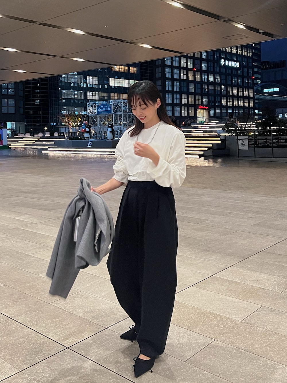 ホワイト系のTシャツ/カットソー、ブラック系のその他パンツを着用したレディースの春コーディネートの4枚目の写真