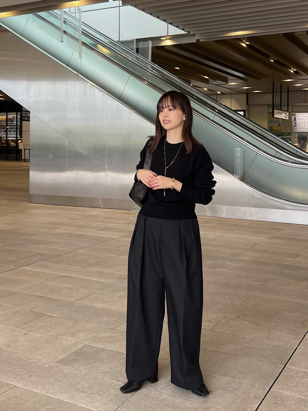 「シャギーコート、冬アウター、冬コーデ、ロングコート、ETRÉ TOKYO、出勤コーデ、ブラックコーデ、ワイドパンツ、黒ニット、黒パンツ、153cm、152cm、低身長コーデ、大人女子、きれいめカジュアル」｜「ETRE TOKYOのウールシャギーチェスターコート（チェスターコート、グレー系）」を使った、SAYAKAさん（レディース・153cm）の春コーディネートの4枚目の写真