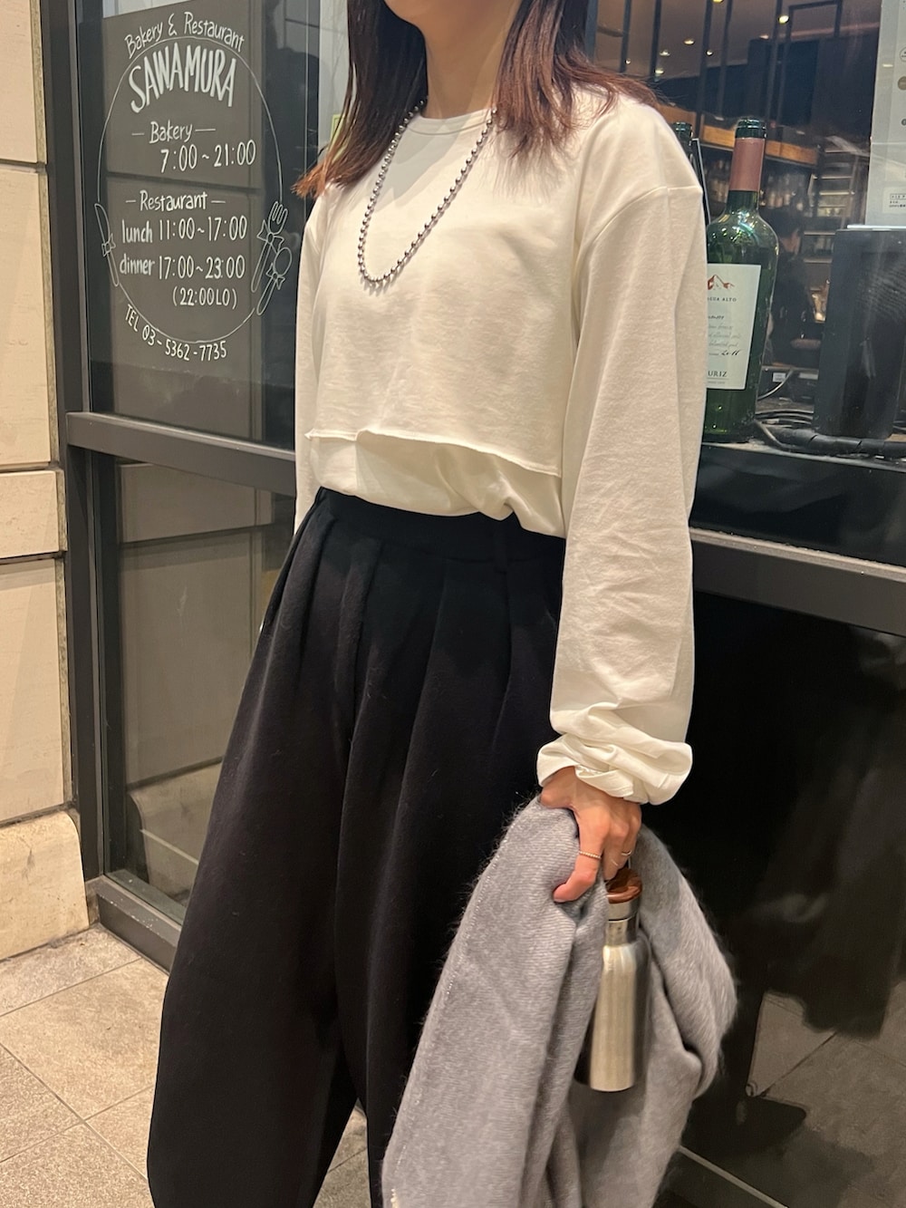 ホワイト系のTシャツ/カットソー、ブラック系のその他パンツを着用したレディースの春コーディネートの2枚目の写真