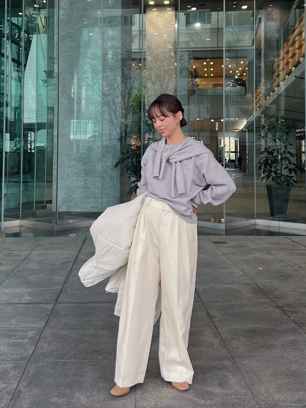「冬コーデ、冬のコーデ、冬アウター、淡色コーデ、淡色女子、グレーコーデ、イエローコーデ、ホワイトコーデ、ワイドパンツ、低身長コーデ、152cm、153cm、ETRÉ TOKYO、冬を彩る色いろコーデ、大人カジュアル」｜「ETRE TOKYOのフードストールニットプルオーバー（ニット/セーター、グレー系）」を使った、SAYAKAさん（レディース・153cm）の冬コーディネートの3枚目の写真