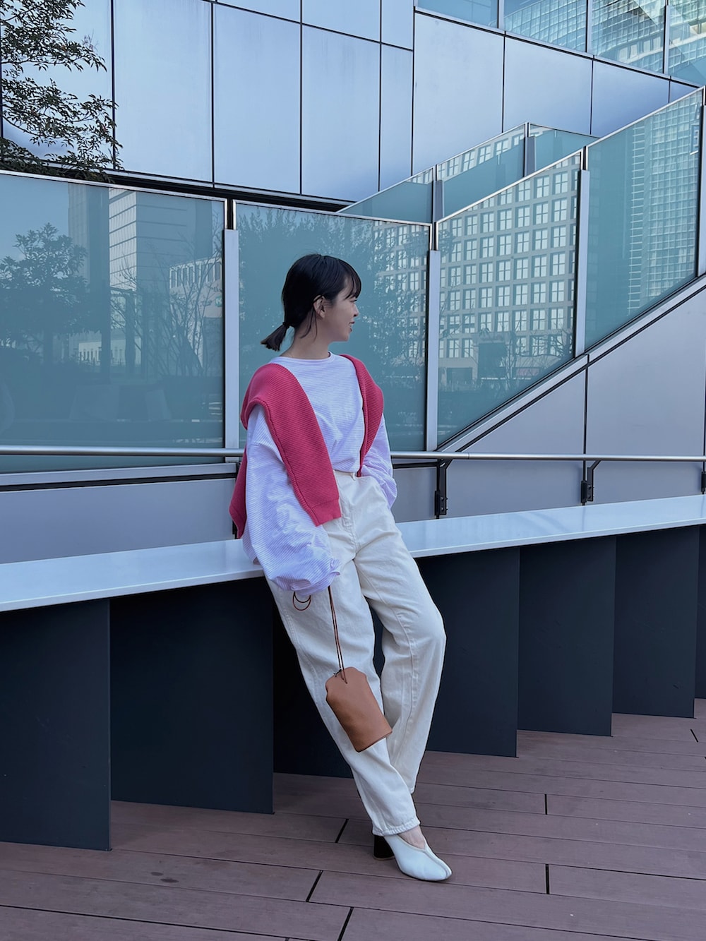 「ETRÉ TOKYO、ピンクコーデ、ピンク、ボーダートップス、ホワイトデニム、ホワイトパンツ、デニムパンツ、デニムコーデ、カーディガン肩かけ、カーディガン、春カラー、春色、春カラースタイル、ミニバッグ、低身長コーデ」｜「ETRE TOKYOのボーダーボクシートップス（Tシャツ/カットソー、ピンク系）」を使った、SAYAKAさん（レディース・153cm）の冬コーディネートの3枚目の写真