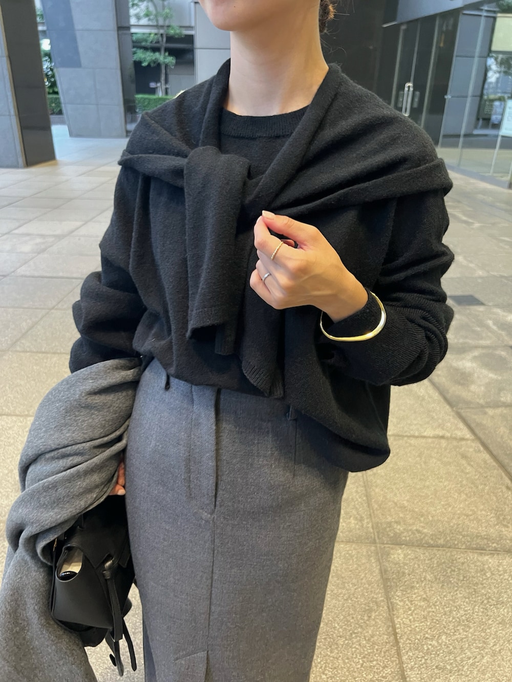 「グレーコーデ、冬コーデ、冬のコーデ、冬アウター、ロングコート、グレーコート、タイトスカート、黒ニット、低身長女子、152cm、大人コーデ、大人女子、通勤コーデ、オトナカジュアル、ETRÉ TOKYO」｜「ETRE TOKYOのスタンドカラーリバーロングコート（その他アウター、グレー系）」を使った、SAYAKAさん（レディース・153cm）の冬コーディネートの3枚目の写真