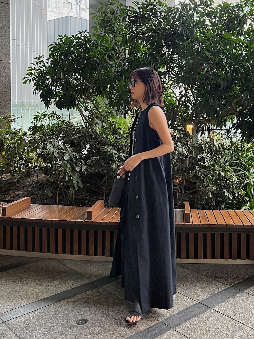 ブルー系のスカート、ブルー系のワンピース、レッド系のTシャツ/カットソーを着用したレディースの春コーディネートの3枚目の写真