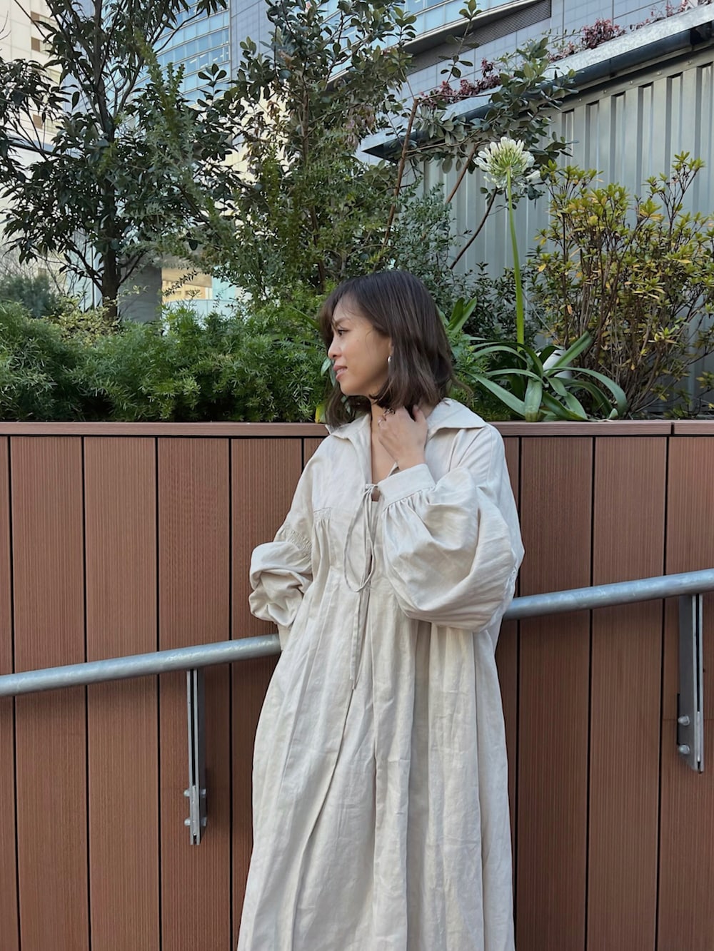 ベージュ系のワンピースを着用したレディースの冬コーディネートの3枚目の写真