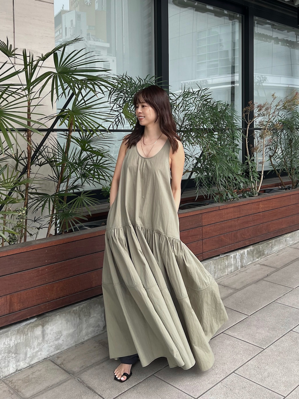 「カーキワンピース、カーキ、カーキコーデ、緑、グリーン、グリーンコーデ、ロングワンピース、タンクワンピース、ボリュームスカート、海、旅行、リゾートスタイル、夏ワンピース、低身長コーデ、152cm」｜「ETRE TOKYOのランタンヘムギャザータンクワンピース（ワンピース、グリーン系）」を使った、SAYAKAさん（レディース・153cm）の冬コーディネートの3枚目の写真